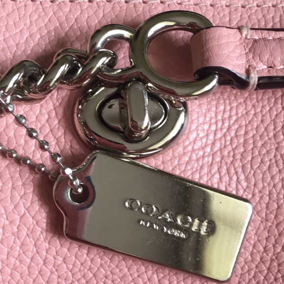 Women’s Coach Pebbled  leather tote . Silver tone  chain link handle. - Picture 2 of 16